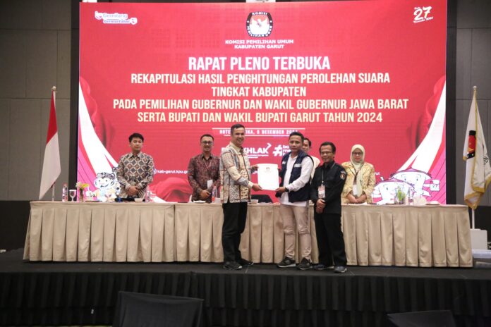 Pelaksanaan Rapat Pleno Terbuka Rekapitulasi Hasil Penghitungan Perolehan Suara tingkat Kabupaten Garut pada Pemilihan Gubernur dan Wakil Gubernur Jawa Barat serta Pemilihan Bupati dan Wakil Bupati Garut Tahun 2024, yang dilaksanakan di Ballroom Hotel Santika, Jalan Cipanas Baru, Kecamatan Tarogong Kaler, Kabupaten Garut, Kamis (5/12/2024).