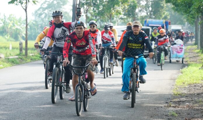 Pelaksanaan Gowes Ceria yang berlangsung di Halaman Art Center, Jalan Proklamasi, Kecamatan Tarogong Kidul, Kabupaten Garut, Sabtu (7/12/2024).