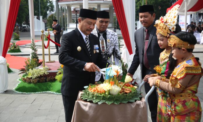 Penjabat (Pj) Bupati Garut, Barnas Adjidin, menjadi Inspektur Upacara Peringatan Hari Guru Nasional dan Hari Ulang Tahun (HUT) PGRI ke-79 tingkat Kabupaten Garut Tahun 2024 yang berlangsung di Lapangan Oto Iskandar Di Nata, Kecamatan Garut Kota, Kabupaten Garut, Selasa (10/12/2024).