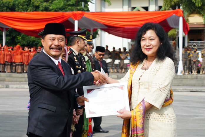 Penjabat (Pj) Bupati Garut, Barnas Adjidin, menjadi Inspektur Upacara Peringatan Hari Ibu ke-96 yang berlangsung di Lapangan Oto Iskandar Di Nata atau Alun-Alun Garut, Kecamatan Garut Kota, Kabupaten Garut, Minggu (22/12/2024).