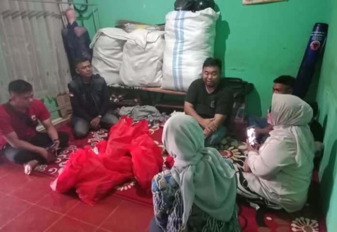 Anggota DPRD Garut Fraksi PDI Perjuangan Yudha Puja Turnawan mengunjungi Nendi Sajidin yang Mengalami Musibah kebakaran di Kampung Lembur Sawah, RT 02 RW 01, Desa Girimukti, Kecamatan Cibatu, Minggu (01/12/2024) siang.