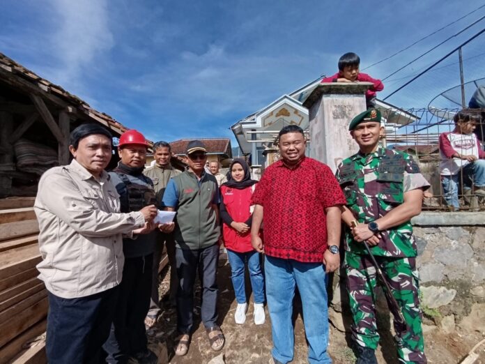 Anggota DPRD Garut Fraksi PDI Perjuangan, bersama Pemerintah Kabupaten Garut, Yonif Raider 303/SSM, Pemerintah desa Sukatani dan masyarakat gotong royong membangun rumah lansia di Kampung Karikil, RW 11, Desa Sukatani, Kecamatan Cisurupan, Kabupaten Garut, Sabtu (04/01/2024).