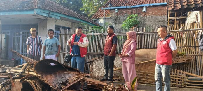 Anggota DPRD Garut Fraksi PDI Perjuangan, Yudha Puja Turnawan, menengok Rohmansyah korban kebakaran, di Kampung Hujung, RT 02 RW 06, Desa Cipancar, Kecamatan Leles, Kabupaten Garut, Minggu (05/01/2025) pagi.