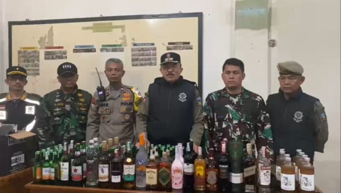 Pelaksanaan pengamanan miras di malam tahun baru di Kabupaten Garut, Selasa (31/12/2024).