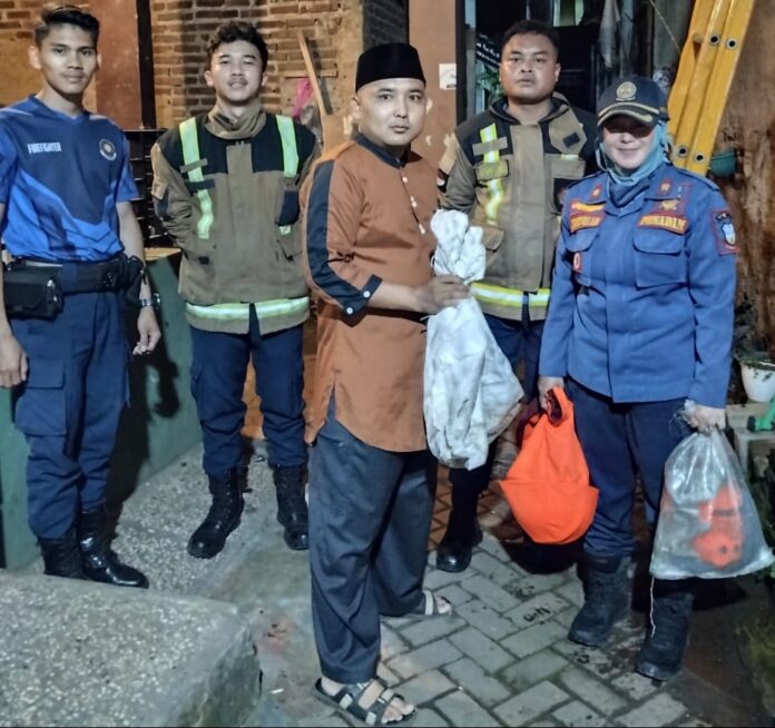 Petugas Disdamkar berhasil evakuasi sarang tawon di plapon masjid di Kampung Sudika Indah, Desa Haurpanggung, Kecamatan Tarogong Kidul, Sabtu (04/01/2025). Tampak dalam foto Ketua DKM Masjid Assakinah memegang satu karung berisi sarang tawon yang berhasil di evakuasi petugas.