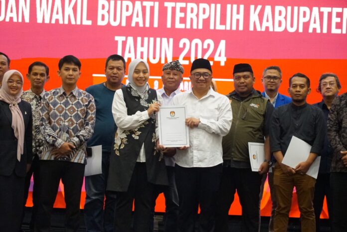 Rapat Pleno Terbuka Penetapan Pasangan Calon Terpilih Bupati dan Wakil Bupati Garut yang berlangsung di Ballroom Hotel Santika, Jalan Cipanas Baru, Kecamatan Tarogong Kaler, Kabupaten Garut, Kamis (9/1/2025).