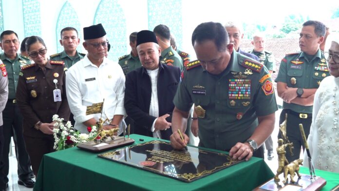 IMG-20250115-WA0109 Panglima TNI, Jenderal Agus Subiyanto, meresmikan Masjid Al-Jihan di Kecamatan Sucinaraja, Kabupaten Garut, Rabu (15/1/2025).