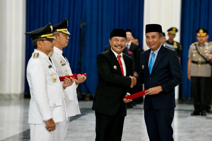 IMG-20250120-WA0005 Pj. Gubernur Jawa Barat Bey Machmudin melantik Penjabat Wali Kota Cimahi dan Penjabat Bupati Subang, serta menyerahkan Surat Keputusan Mendagri tentang perpanjangan masa jabatan Penjabat Bupati Garut, Barnas Adjidin, di Aula Barat Gedung Sate, Kota Bandung, Minggu (19/1/2025) malam.