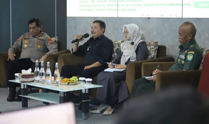 IMG-20250124-WA0007 Pelaksanaan Rapat Koordinasi Pemkab Garut dengan Forkopimda Kabupaten Garut yang dilaksanakan di Aula Kantor Dinkes Kabupaten Garut, Jalan Proklamasi, Kecamatan Tarogong Kidul, Kabupaten Garut, Kamis (23/1/2025).