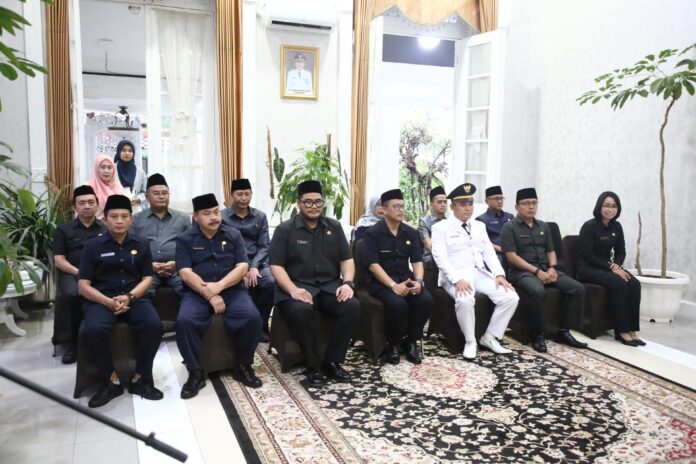 IMG-20250124-WA0083 Pelaksanaan pelantikan 14 PNS dalam Jabatan Administrator di Lingkungan Pemkab Garut, yang dilaksanakan di Ruang Pamengkang, Kecamatan Garut Kota, Kabupaten Garut, Jum'at (24/1/2025).