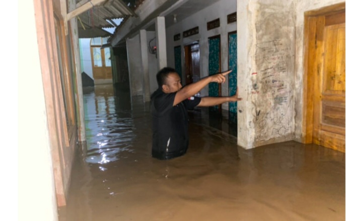 Screenshot_20250126-233153_Chrome Banjir rendam rumah warga di Kampung Sudika Indah, Desa Haurpanggung, Kecamatan Tarogong Kidul, Kabupaten Garut, Minggu (26/01/2025) malam