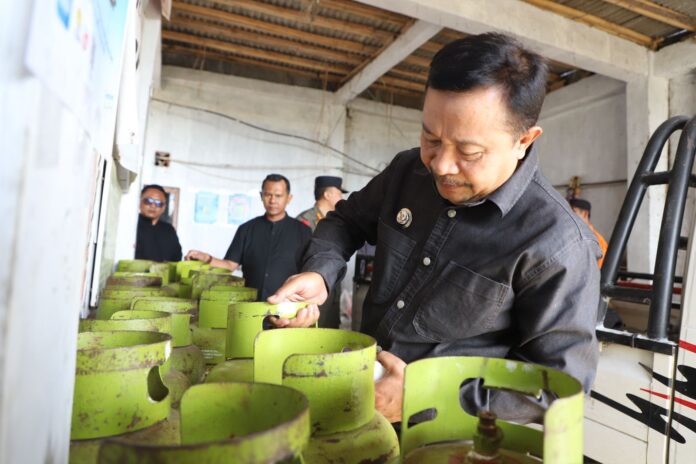 IMG-20250206-WA0050 Penjabat (Pj) Bupati Garut, Barnas Adjidin, melakukan monitoring ketersediaan pasokan gas LPG 3 kg di Kampung Malati, Desa Pasirwangi, Kecamatan Pasirwangi, Kabupaten Garut, Kamis (5/2/2025).