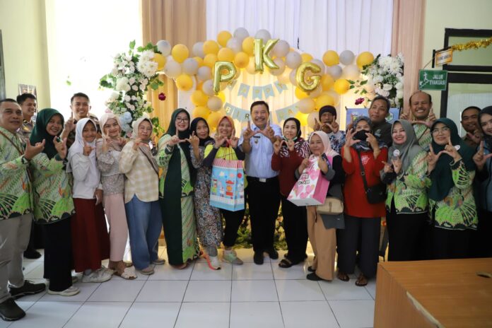 IMG-20250207-WA0081 Pejabat Bupati Garut, Barnas Adjidin lakukan kunjungan ke Pelayanan publik Puskesmas Kadungora di Jl Raya Kadungora No. 243, Kabupaten Garut, Jum'at (7/2/2025).