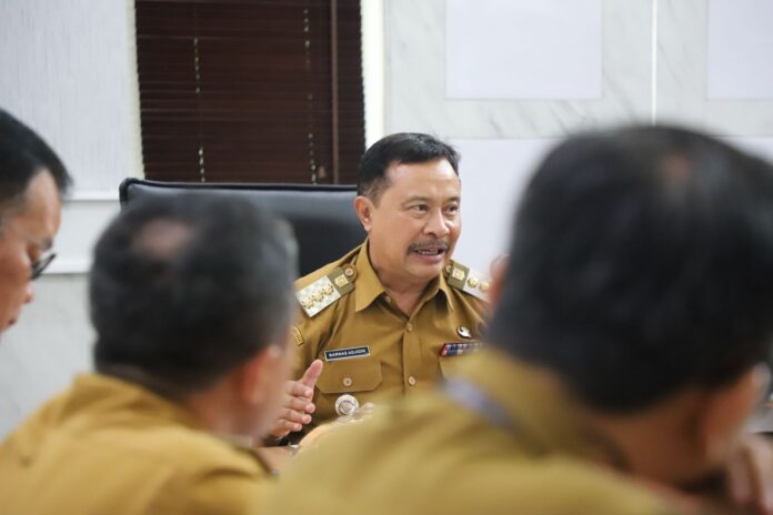IMG-20250212-WA0007 Penjabat (Pj) Bupati Garut, Barnas Adjidin, memimpin rapat persiapan Peringatan Hari Jadi ke-212 Kabupaten Garut di Ruang Pamengkang, Kecamatan Garut Kota, Senin (10/2/2025). Sesuai arahan pemerintah pusat dan Peraturan Daerah, peringatan tahun ini akan digelar secara sederhana namun tetap khidmat.