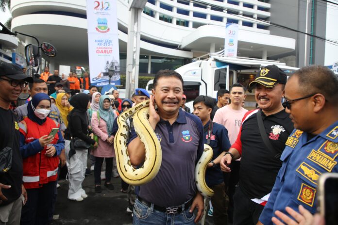 Penjabat (Pj) Bupati Garut, Barnas Adjidin, bersama jajaran pemerintah daerah dan masyarakat saat meninjau pelaksanaan Car Free Day dalam rangka Hari Jadi ke-212 Kabupaten Garut di Jalan Ahmad Yani, Kecamatan Garut Kota, Minggu (16/2/2025).
