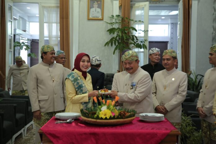 IMG-20250217-WA0027 Penjabat (Pj) Bupati Garut, Barnas Adjidin, memimpin Upacara Peringatan Hari Jadi ke-212 Kabupaten Garut di Gedung Pendopo, Kecamatan Garut Kota, Senin (17/2/2025). Acara yang berlangsung secara terbatas ini dihadiri oleh sejumlah pejabat daerah serta tokoh masyarakatmasyarakat, termasuk bupati dan wakil bupati garut terpilih