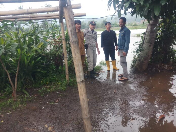 IMG-20250217-WA0050 Sejumlah petugas dari Kecamatan Banyuresmi dan perangkat desa melakukan pengecekan lokasi banjir di Kampung Bojong Jengkol, Desa Sukalaksana, Kabupaten Garut, pada Senin (17/2/2025). Hujan deras yang mengguyur wilayah tersebut menyebabkan genangan air yang merendam permukiman warga dan lahan pertanian.