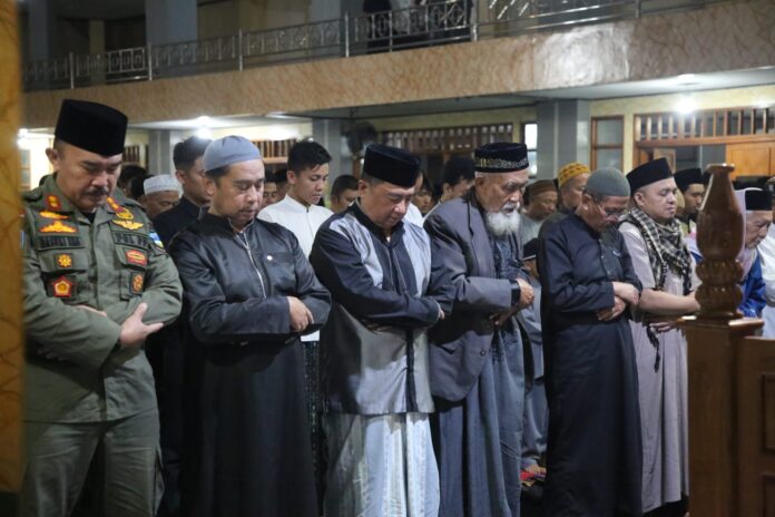 IMG-20250301-WA0012 Jemaah melaksanakan salat tarawih perdana Ramadan 1446 H di Masjid Agung Garut, Kecamatan Garut Kota, Jumat malam (28/2/2025). Bupati Garut, Abdusy Syakur Amin, turut hadir dalam ibadah ini setelah kembali dari retreat kepala daerah di Magelang.
