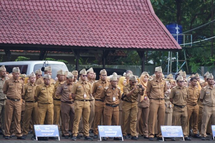 IMG-20250301-WA0049 Sejumlah Aparatur Sipil Negara (ASN) di lingkungan Pemerintah Kabupaten Garut mengikuti apel pagi, Senin (24/2/2025). Pemkab Garut resmi menerbitkan Surat Edaran tentang penyesuaian jam kerja ASN selama bulan Ramadan 1446 Hijriah guna menjaga efektivitas pelayanan publik. (Foto: Dok. Diskominfo Kab. Garut).