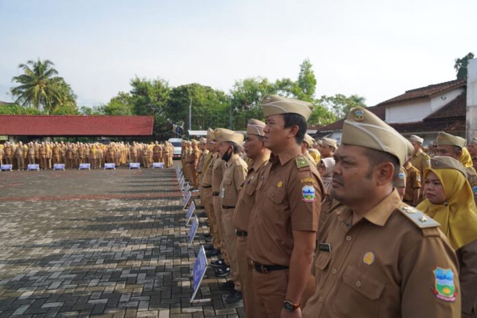 IMG-20250305-WA0074 Sejumlah Aparatur Sipil Negara (ASN) di lingkungan Pemerintah Kabupaten Garut mengikuti apel pagi dengan seragam khas berwarna cokelat. Pemkab Garut resmi menyesuaikan jam kerja ASN selama bulan Ramadan 1446 H, mengacu pada kebijakan Pemprov Jabar, guna mendukung kelancaran ibadah puasa sekaligus menjaga produktivitas pelayanan publik.