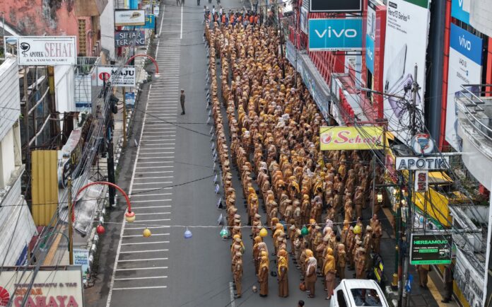 IMG-20250310-WA0004 Ribuan Aparatur Sipil Negara (ASN) di lingkungan Pemerintah Kabupaten (Pemkab) Garut mengikuti Apel Gabungan yang digelar di Jalan Ahmad Yani atau