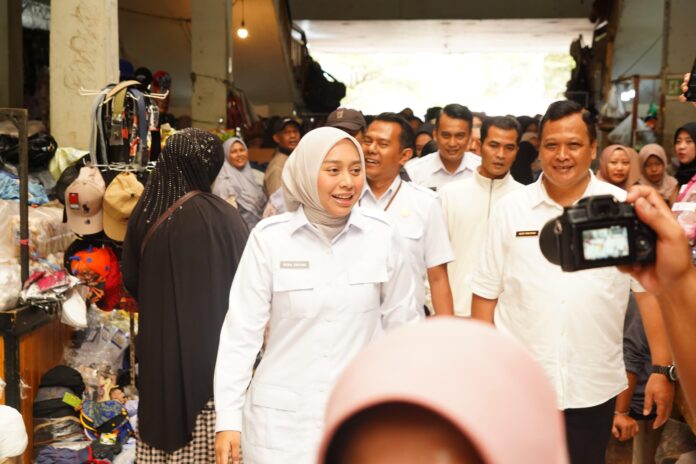 IMG-20250312-WA0075 Wakil Bupati Garut, Putri Karlina, saat melakukan kunjungan kerja di Pasar Wanaraja, Kecamatan Wanaraja, Kabupaten Garut, Rabu (12/3/2025).