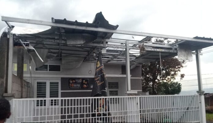 IMG-20250314-WA0052 Puluhan rumah mengalami kerusakan, di sejumlah wilayah di Kabupaten Garut akibat cuaca ekstrem berupa angin kencang dan hujan deras melanda pada Kamis (13/3/2025) sore.