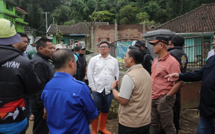 IMG-20250316-WA0040 Bupati Garut, Abdusy Syakur Amin (berkemeja putih dan sepatu bot oranye), meninjau langsung lokasi banjir di ruas Jalan Cisurupan, Kampung Ciharenas, Kecamatan Cisurupan, Kabupaten Garut, Minggu (16/3/2025).