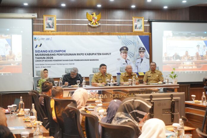 Pelaksanaan pembukaan Sidang Kelompok Musrenbang Penyusunan RKPD Kabupaten Garut Tahun 2026 Lingkup Bidang Pemerintahan dan Pembangunan Manusia, yang dilaksanakan Aula Bappeda Kabupaten Garut, Jalan Patriot, Kecamatan Tarogong Kidul, Kabupaten Garut, Senin (21/4/2025).