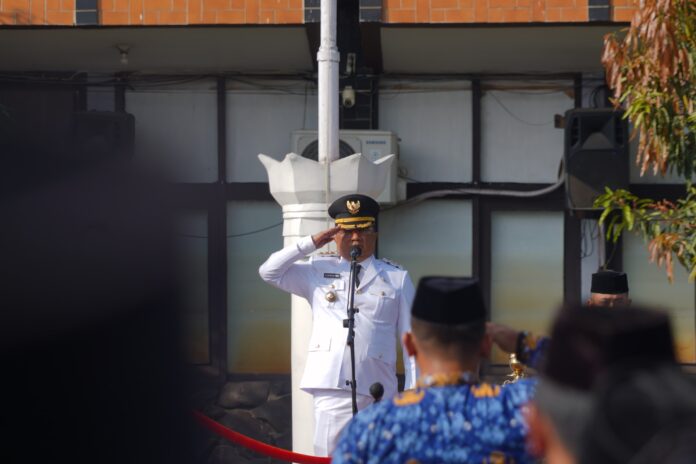 IMG-20250425-WA0043 Bupati Garut, Abdusy Syakur Amin, sampaikan amanat dalam upacara peringatan Hari Otonomi Daerah ke-29 tingkat Kabupaten Garut di Lapangan Sekretariat Daerah (Setda) Kabupaten Garut, Jalan Pembangunan, Kecamatan Tarogong Kidul, Jum'at (25/4/2025).