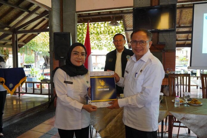 IMG-20250508-WA0009 Kepala Badan Kesatuan Bangsa dan Politik (Bakesbangpol) Kabupaten Garut, H. Nurodin, menghadiri acara Penyerahan Surat Keputusan (SK) Desa Tangguh Bersinar Kabupaten Garut Tahun 2025 yang berlangsung di Pujasega Bale Tingtrim, Jalan Otto Iskandardinata, Kecamatan Tarogong Kaler, Kabupaten Garut, Rabu (7/5/2025).
