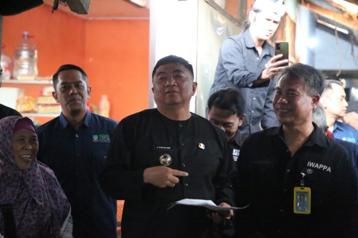 IMG-20250508-WA0046 Bupati Garut, Abdusy Syakur, melaksanakan kunjungan ke Pasar Guntur Ciawitali yang berlokasi di Jalan Merdeka, Kecamatan Tarogong Kidul, Kabupaten Garut, Kamis (8/5/2025).