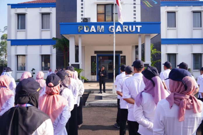 IMG-20250514-WA0025 Bupati Garut, Abdusy Syakur Amin, menyampaikan amanat dalam Apel Pagi di lingkungan Perusahaan Daerah Air Minum (PDAM) Tirta Intan Kabupaten Garut. Apel yang berlangsung di Kantor PDAM Tirta Intan Garut, Jalan Raya Bayongbong, Kecamatan Cilawu, Kabupaten Garut, pada Senin (14/5/2025).