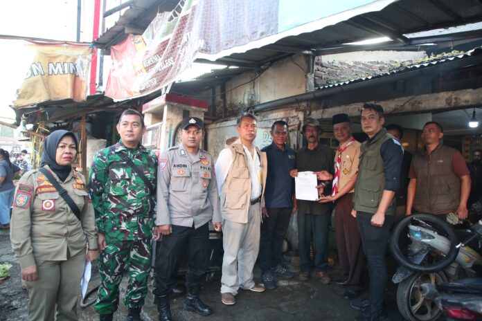 IMG-20250514-WA0075 Pelaksanaan Sosialisasi Surat Edaran tentang Normalisasi Jalan Merdeka dan Jalan Guntur Sari untuk Kelancaran Lalulintas dan Aktivitas Masyarakat di Pasar Guntur Ciawitali, Jalan Merdeka, Kecamatan Tarogong Kidul, Kabupaten Garut, Rabu (14/5/2025).