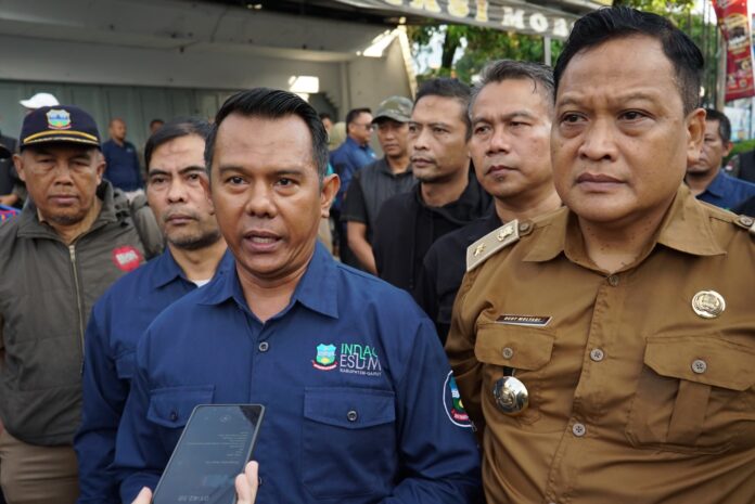 IMG-20250519-WA0040 Pemerintah Kabupaten Garut melaksanakan penertiban di sepanjang Jalan Merdeka dan Guntur Sari, bertempat di Jalan Merdeka, Kecamatan Tarogong Kidul, Kabupaten Garut, pada Senin (19/5/2025).