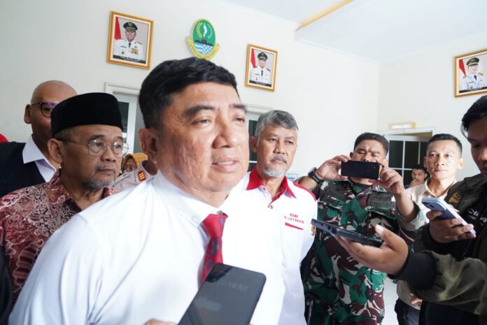 IMG-20250521-WA0002 Bupati Garut, Abdusy Syakur Amin, menghadiri Musyawarah Desa Khusus (Mudesus) dalam rangka Pembentukan Koperasi Desa Merah Putih yang bertempat di Aula Desa Jayaraga, Kecamatan Tarogong Kidul, Kabupaten Garut, Selasa (20/5/2025).