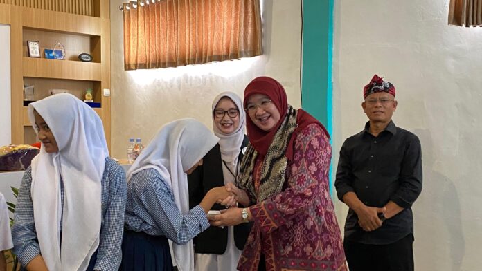 Sekretaris Daerah Kabupaten Garut, Nurdin Yana, menghadiri kegiatan Penyerahan Kacamata Gratis Bagi Siswa/Siswi Tingkat SD dan SMP yang Mengalami Gangguan Penglihatan di Kabupaten Garut, bertempat di Aula Puskesmas Karangpawitan, Kamis (22/05/2025).