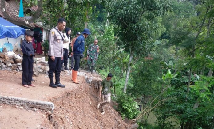 IMG-20250525-WA0010 Tanah longsor dan pergeseran tanah melanda sejumlah kampung di Kecamatan Banjarwangi, Kabupaten Garut.