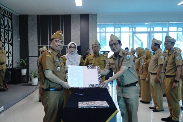 IMG-20250603-WA0060 Bupati Garut, Abdusy Syakur Amin, secara resmi melantik dan mengambil sumpah 16 Pegawai Negeri Sipil (PNS) dalam Jabatan Fungsional di lingkungan Dinas Kesehatan Kabupaten Garut. Acara berlangsung khidmat di Kantor Dinkes Kabupaten Garut, Jalan Proklamasi, Kecamatan Tarogong Kidul, Kabupaten Garut, pada Selasa (3/6/2025).