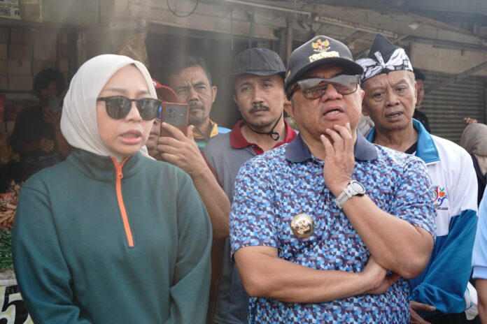 IMG-20250605-WA0105 Bupati Garut, Abdusy Syakur Amin, didampingi oleh Wakil Bupati Garut, Putri Karlina, melaksanakan pengecekan Terminal Guntur dan Pasar Guntur Ciawitali yang berlokasi di Kecamatan Tarogong Kidul, Kabupaten Garut, Kamis (5/6/2025).