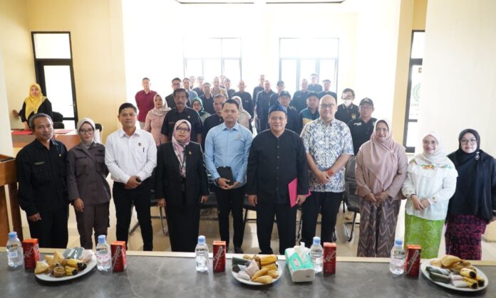 IMG-20250613-WA0005 Pelaksanaan kegiatan Pembinaan Masyarakat Sadar Hukum Tahun 2025, bertempat di kantor Kecamatan Wanaraja, Jalan Raya Wanaraja, Kabupaten Garut, Kamis (12/6/2025).