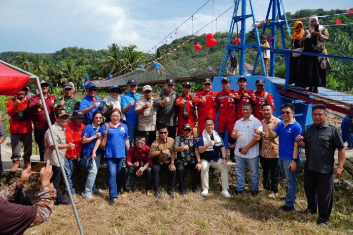 IMG-20250615-WA0019 Peresmian Jembatan Gantung Cikaso yang strategis, menghubungkan Desa Sinar Bakti dan Desa Paas di Kecamatan Pameungpeuk, Sabtu (14/6/2025).