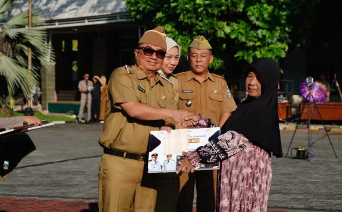 IMG-20250616-WA0007 Apel Gabungan yang dirangkaikan dengan penyerahan simbolis Bantuan Rumah Tidak Layak Huni (Rutilahu), bertempat di Lapangan Sekretariat Daerah (Setda) Kabupaten Garut, Jalan Pembangunan, Kecamatan Tarogong Kidul, Senin (16/6/2025).
