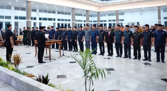 Bupati Garut, Abdusy Syakur Amin, melantik 22 Penjabat Kepala Desa Persiapan yang berlangsung di Gedung Pendopo, Kecamatan Garut Kota, Kabupaten Garut, Jum'at (20/6/2025).