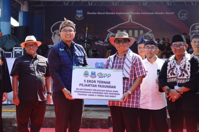 IMG-20250804-WA0011 Bupati Garut, Abdusy Syakur Amin, menghadiri Pesta Patok Domba Kabupaten Garut Tahun 2025, bertempat di Pamindangan Arlamba Rancabango, Kecamatan Tarogong Kaler, Kabupaten Garut, Minggu (3/8/2025).