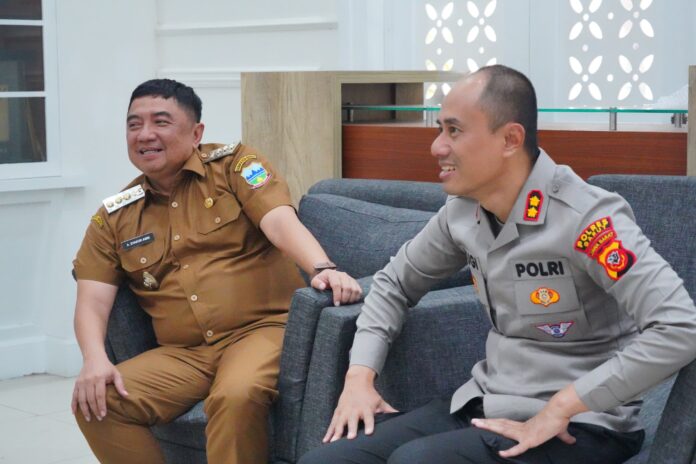 IMG-20250804-WA0083 Bupati Garut, Abdusy Syakur Amin, melaksanakan pertemuan dengan Wadirlantas Polda Jabar, AKBP Endang Tri Purwanto, yang dilaksanakan di Ruang Pamengkang, Kecamatan Garut Kota, Kabupaten Garut, Senin (4/8/2025).