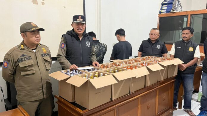 IMG-20250813-WA0045 Satpol PP Kabupaten Garut, berhasil mengamankan 432 botol Miras dari berbagai merk yang siap edar di wilayah Kecamatan Garut Kota, Kabupaten Garut, Selasa malam (12/8/2025).