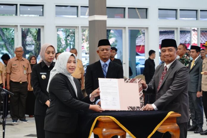 IMG-20250814-WA0061 Pelantikan 13 Pegawai Negeri Sipil (PNS) dalam Jabatan Pimpinan Tinggi Pratama (JPTP) yang berlangsung di Gedung Pendopo, Kecamatan Garut Kota, Kabupaten Garut, Kamis (14/8/2025).