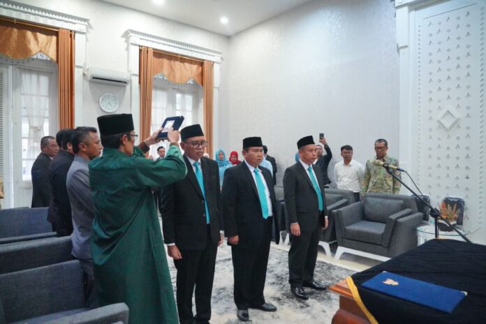 IMG-20250816-WA0005 Pelantikan Direksi Perumda Air Minum Tirta Intan Kabupaten Garut, bertempat di Pamengkang Pendopo Garut, Jalan Kiansantang, Kecamatan Garut Kota, Kabupaten Garut, Jum'at (15/8/2025).