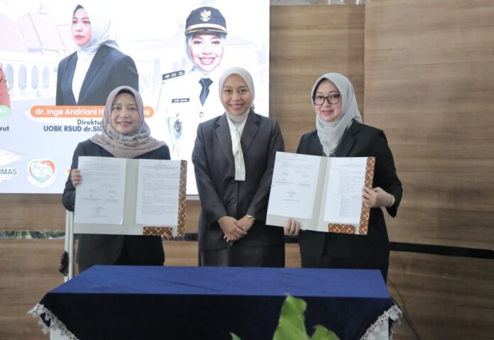 IMG-20250816-WA0015 Serah Terima Jabatan (Sertijab) Direktur Unit Organisasi Bersifat Khusus (UOBK) Rumah Sakit Umum Daerah (RSUD) dr. Slamet Garut yang berlangsung di RSUD dr. Slamet Garut, Kecamatan Tarogong Kidul, Kabupaten Garut, Jum'at (15/8/2025).